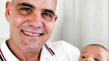 Juliano Cazarré com o filho caçula - Reprodução/Instagram