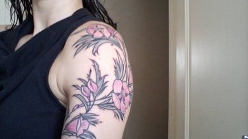Mel Lisboa mostra sua tatuagem - Reprodução / Twitter